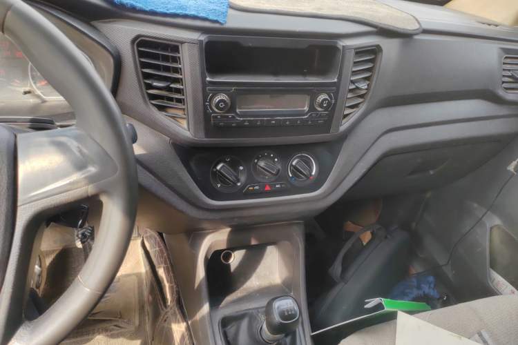 Used Wuling Hongguang V 2021 1.5L Jingqu Edition Enclosed-Window Vehicle LAR Audio And AC Panel