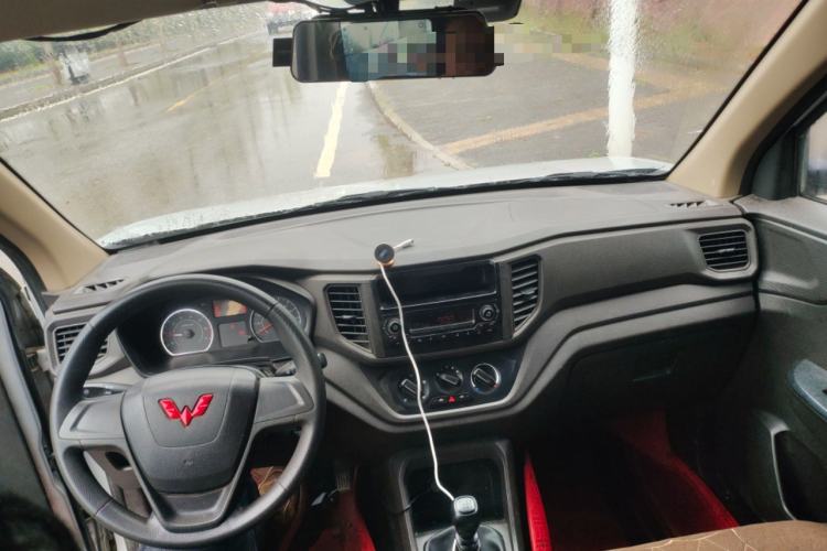 Used Wuling Hongguang V 2021 1.5L Jingqu Edition Enclosed-Window Vehicle LAR Center Console