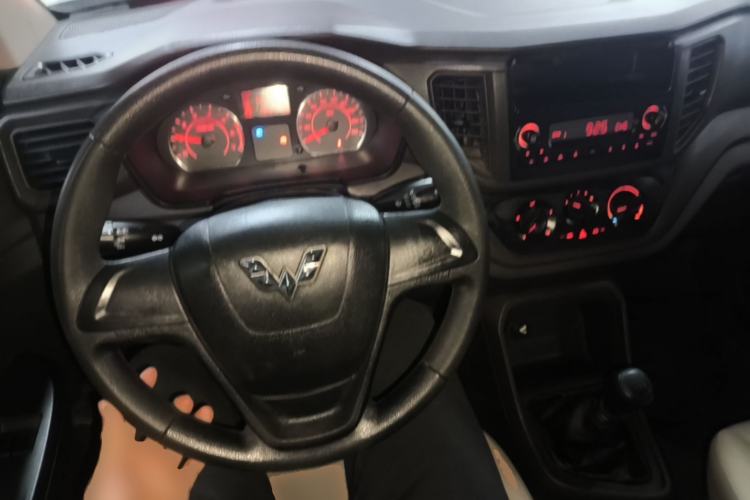 Used Wuling Hongguang V 2021 1.5L Jingqu Edition Enclosed-Window Vehicle LAR Center Console