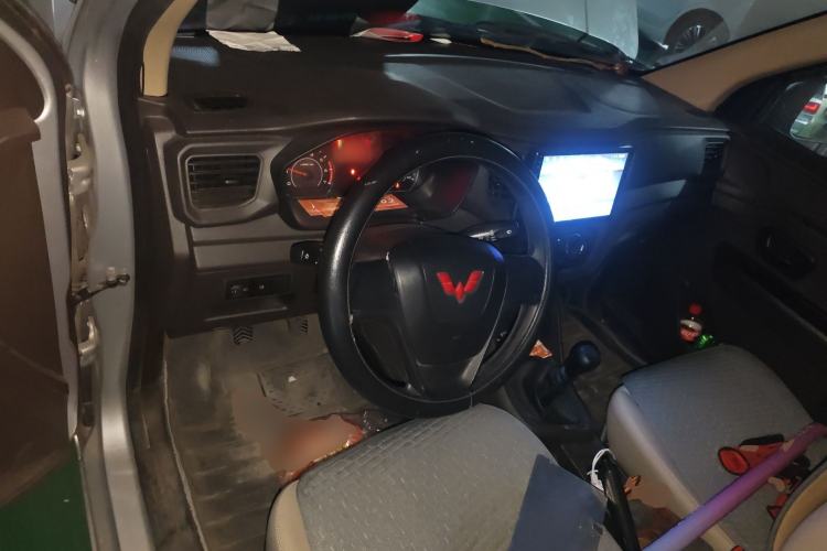 Used Wuling Hongguang V 2021 1.5L Jingqu Edition Enclosed-Window Vehicle LAR Center Console