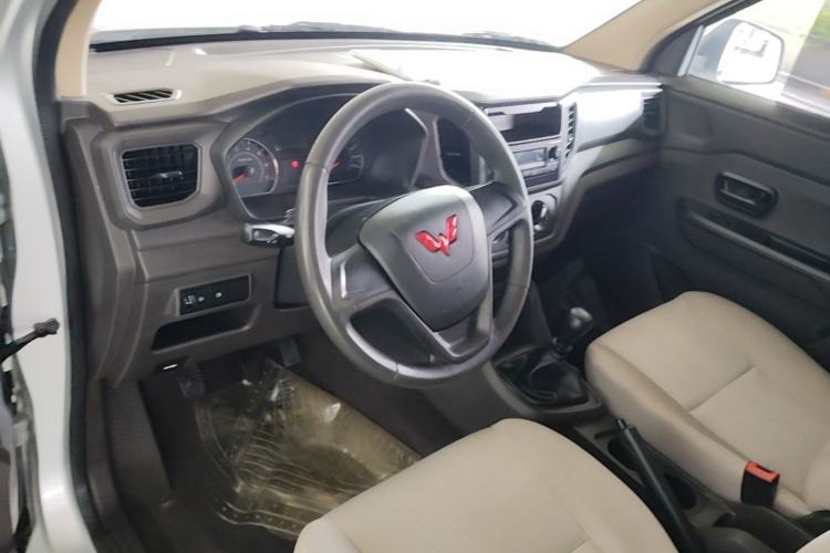 Used Wuling Hongguang V 2021 1.5L Jingqu Edition Enclosed-Window Vehicle LAR Center Console