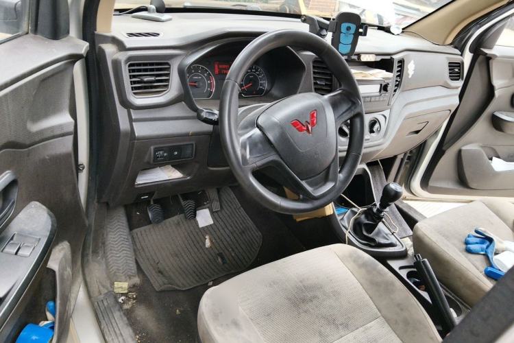 Used Wuling Hongguang V 2021 1.5L Jingqu Edition Enclosed-Window Vehicle LAR Center Console