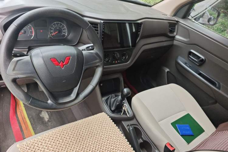Used Wuling Hongguang V 2021 1.5L Jingqu Edition Enclosed-Window Vehicle LAR Center Console