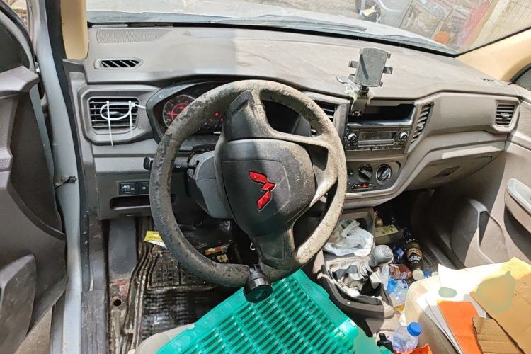 Used Wuling Hongguang V 2021 1.5L Jingqu Edition Enclosed-Window Vehicle LAR Center Console