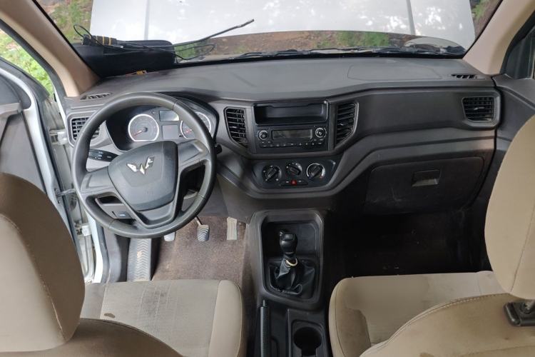 Used Wuling Hongguang V 2021 1.5L Jingqu Edition Enclosed-Window Vehicle LAR Center Console