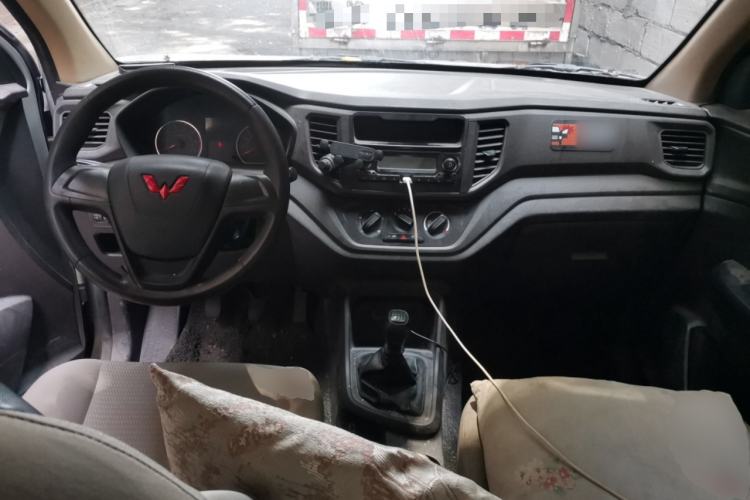 Used Wuling Hongguang V 2021 1.5L Jingqu Edition Enclosed-Window Vehicle LAR Center Console