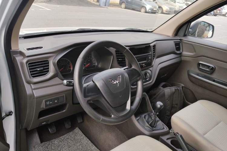 Used Wuling Hongguang V 2021 1.5L Jingqu Edition Enclosed-Window Vehicle LAR Center Console