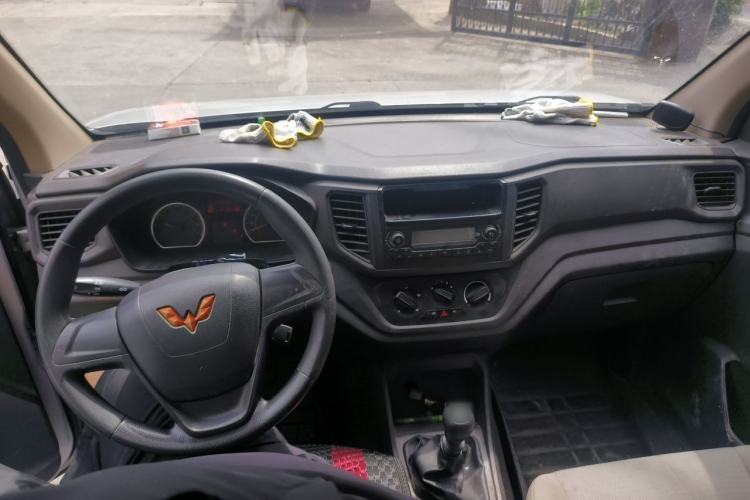 Used Wuling Hongguang V 2021 1.5L Jingqu Edition Enclosed-Window Vehicle LAR Center Console