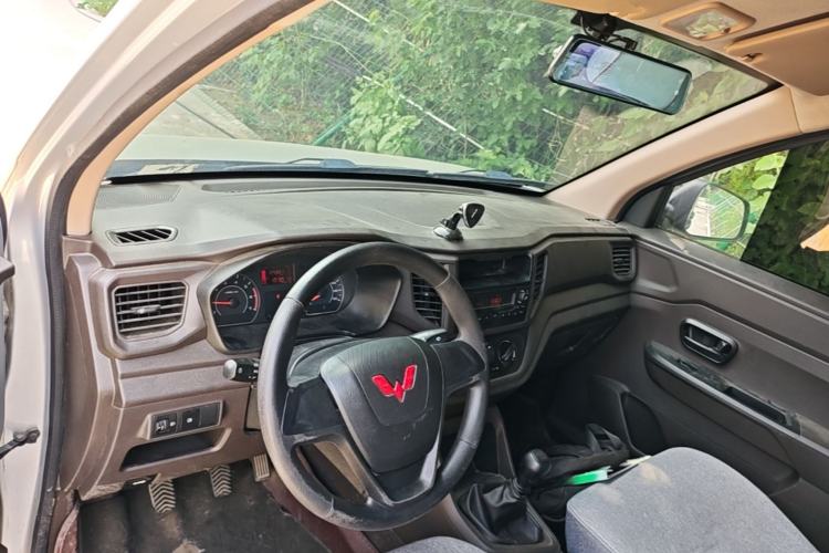 Used Wuling Hongguang V 2021 1.5L Jingqu Edition Enclosed-Window Vehicle LAR Center Console