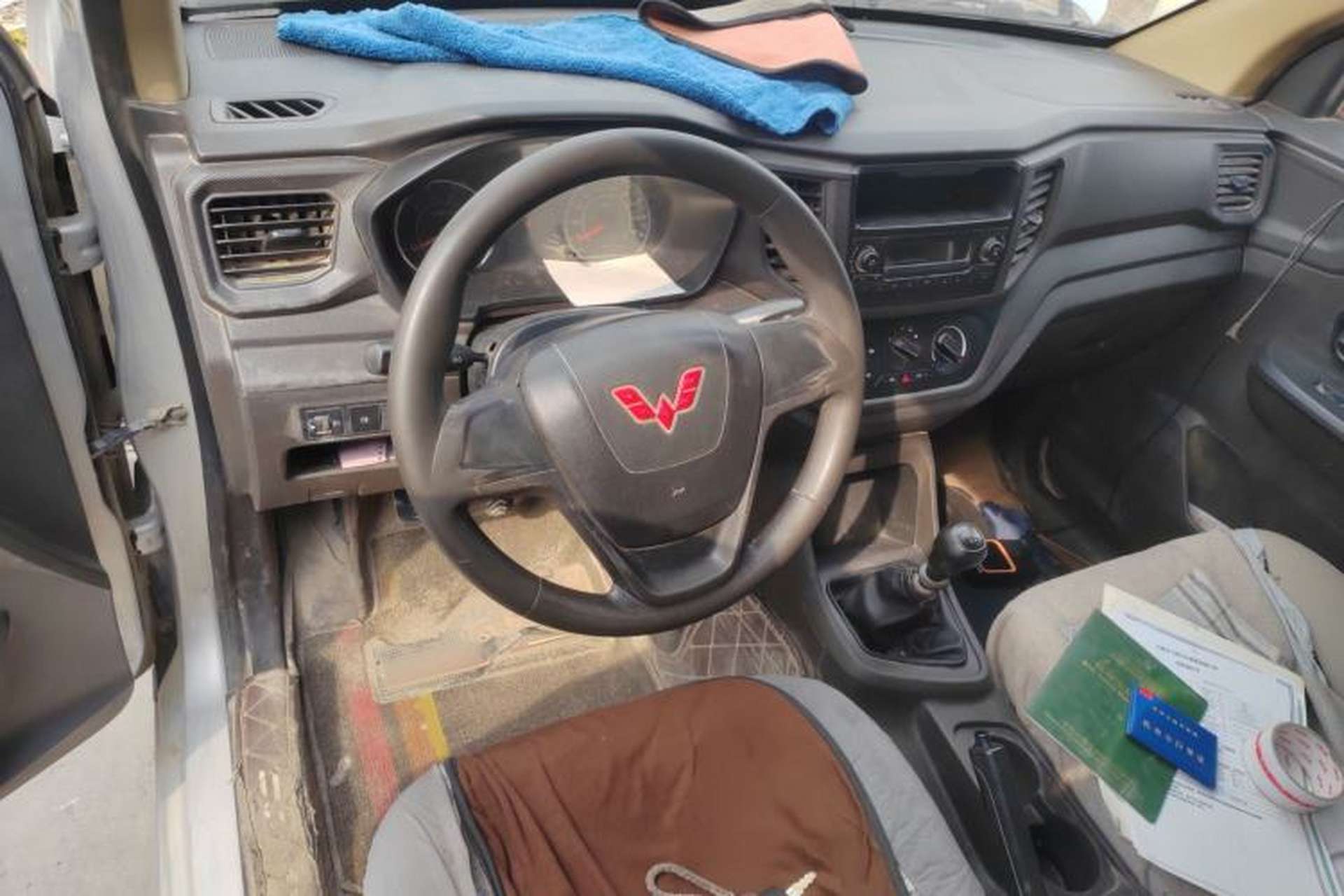 Used Wuling Hongguang V 2021 1.5L Jingqu Edition Enclosed-Window Vehicle LAR Center Console