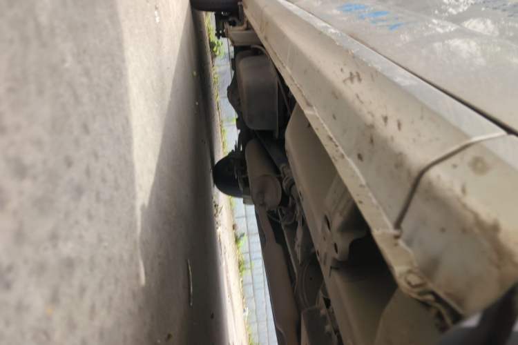 Used Wuling Hongguang V 2021 1.5L Jingqu Edition Enclosed-Window Vehicle LAR Chassis Front Right