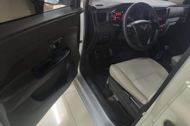 Used Wuling Hongguang V 2021 1.5L Jingqu Edition Enclosed-Window Vehicle LAR Driver Seat