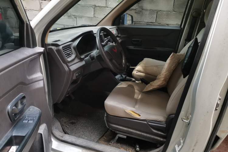 Used Wuling Hongguang V 2021 1.5L Jingqu Edition Enclosed-Window Vehicle LAR Driver Seat