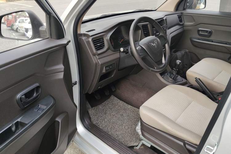 Used Wuling Hongguang V 2021 1.5L Jingqu Edition Enclosed-Window Vehicle LAR Driver Seat