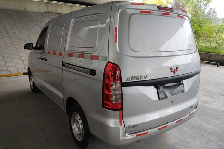 Used Wuling Hongguang V 2021 1.5L Jingqu Edition Enclosed-Window Vehicle LAR Exterior 2