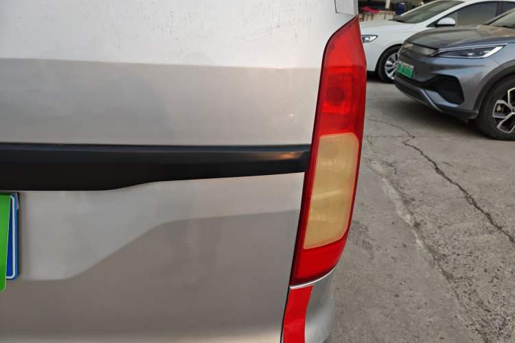 Used Wuling Hongguang V 2021 1.5L Jingqu Edition Enclosed-Window Vehicle LAR Exterior 3