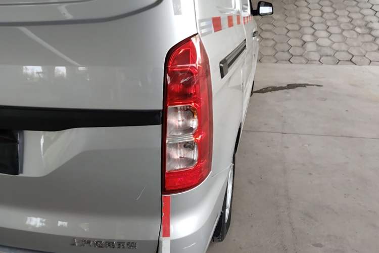 Used Wuling Hongguang V 2021 1.5L Jingqu Edition Enclosed-Window Vehicle LAR Exterior 3