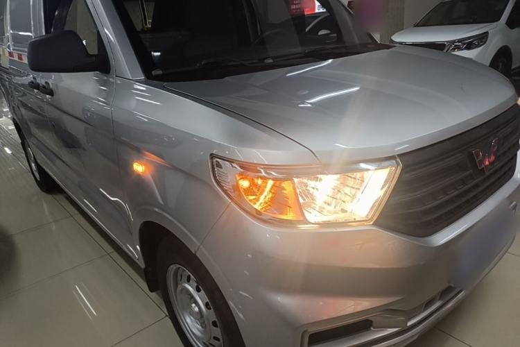 Used Wuling Hongguang V 2021 1.5L Jingqu Edition Enclosed-Window Vehicle LAR Front Right 45 Deg