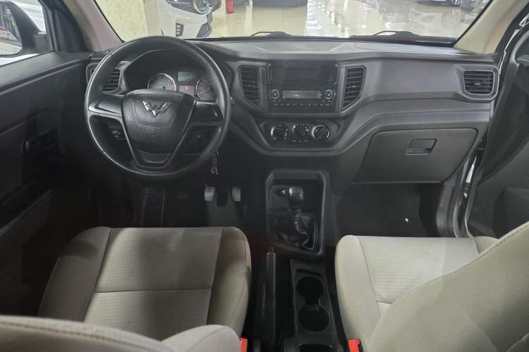Used Wuling Hongguang V 2021 1.5L Jingqu Edition Enclosed-Window Vehicle LAR Interior 2