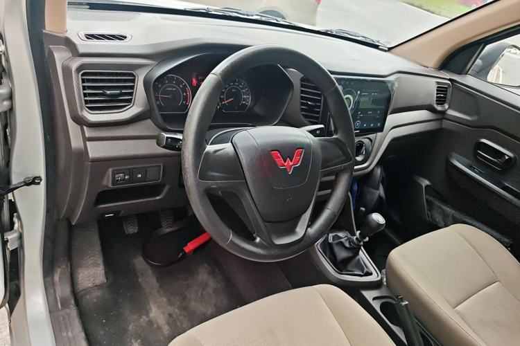 Used Wuling Hongguang V 2021 1.5L Jingqu Edition Enclosed-Window Vehicle LAR Interior 2