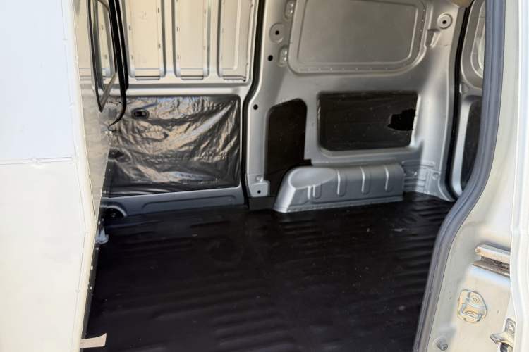 Used Wuling Hongguang V 2021 1.5L Jingqu Edition Enclosed-Window Vehicle LAR Interior 3
