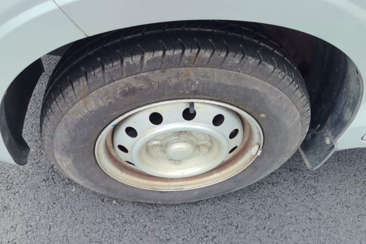 Used Wuling Hongguang V 2021 1.5L Jingqu Version LAR Left Front Wheel Hub