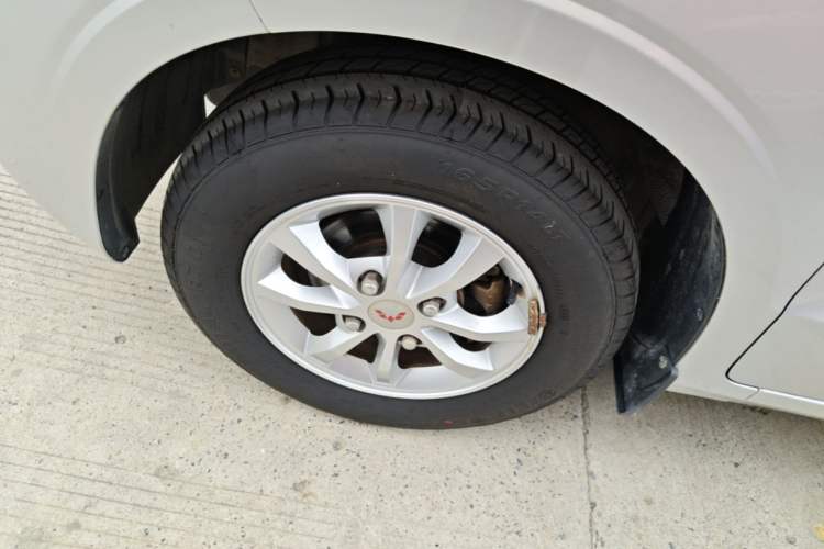 Used Wuling Hongguang V 2021 1.5L Jingqu Version LAR Left Front Wheel Hub