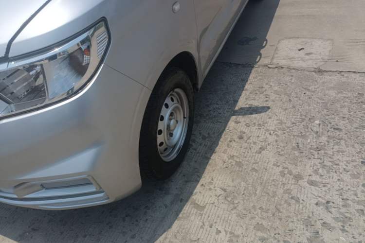 Used Wuling Hongguang V 2021 1.5L Jingqu Version LAR Left Front Wheel Hub