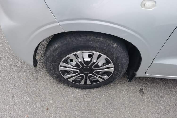 Used Wuling Hongguang V 2021 1.5L Jingqu Version LAR Left Front Wheel Hub