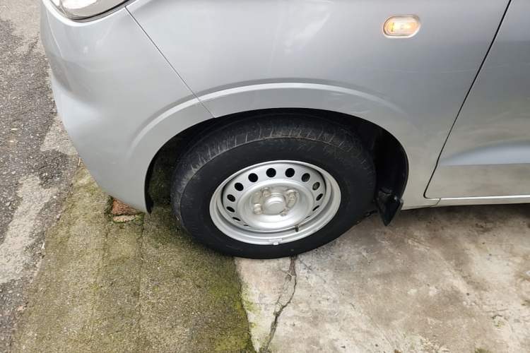 Used Wuling Hongguang V 2021 1.5L Jingqu Version LAR Left Front Wheel Hub