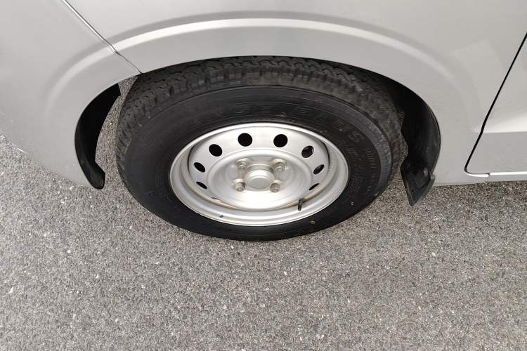Used Wuling Hongguang V 2021 1.5L Jingqu Edition Enclosed-Window Vehicle LAR Left Front Wheel Hub