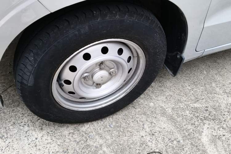 Used Wuling Hongguang V 2021 1.5L Jingqu Version LAR Left Front Wheel Hub