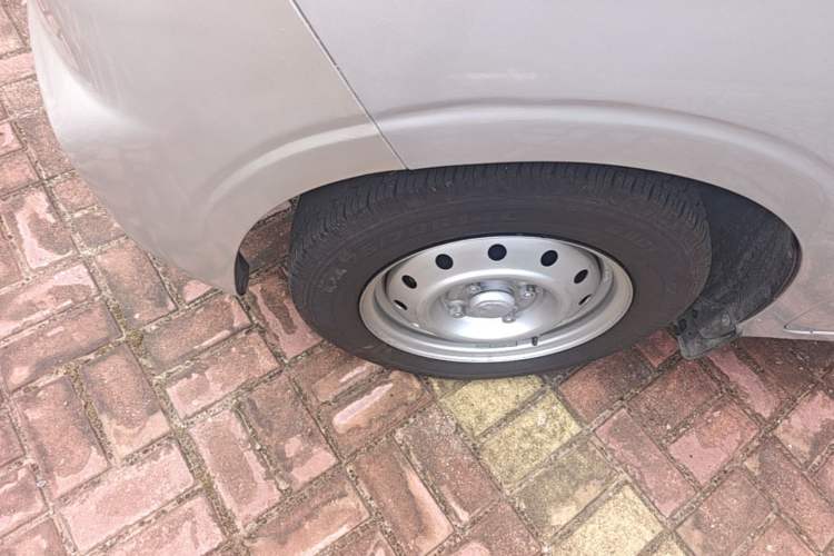 Used Wuling Hongguang V 2021 1.5L Jingqu Version LAR Left Front Wheel Hub