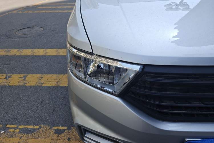 Used Wuling Hongguang V 2021 1.5L Jingqu Edition Enclosed-Window Vehicle LAR Right Front Headlight