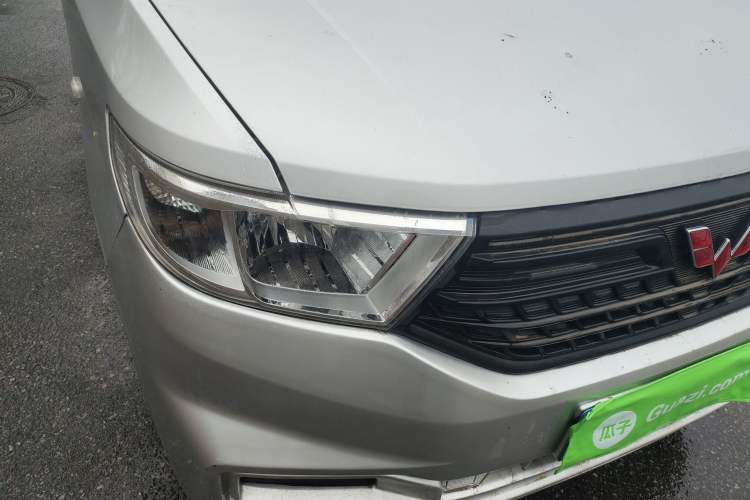 Used Wuling Hongguang V 2021 1.5L Jingqu Edition Enclosed-Window Vehicle LAR Right Front Headlight