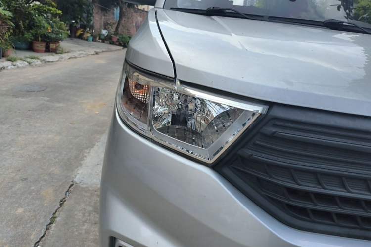Used Wuling Hongguang V 2021 1.5L Jingqu Version LAR Right Front Headlight