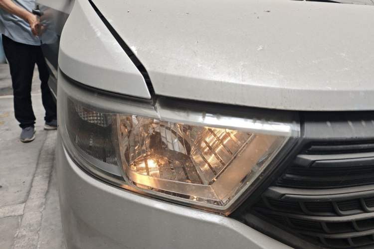 Used Wuling Hongguang V 2021 1.5L Jingqu Version LAR Right Front Headlight