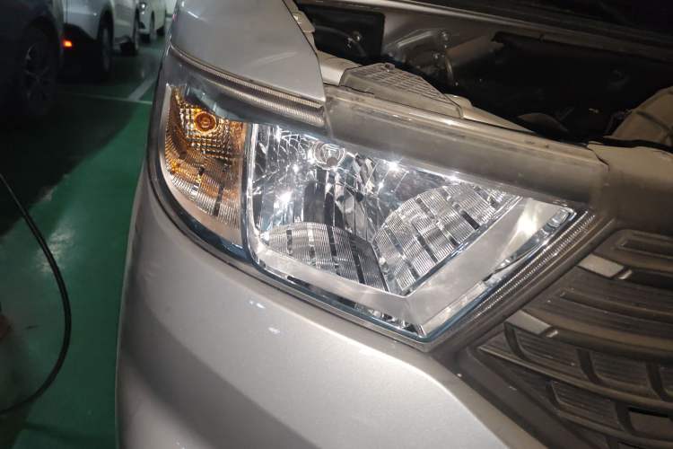 Used Wuling Hongguang V 2021 1.5L Jingqu Edition Enclosed-Window Vehicle LAR Right Front Headlight