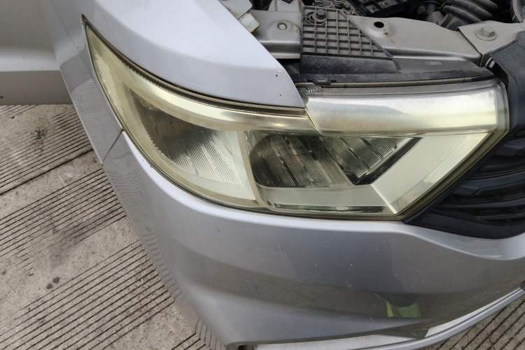 Used Wuling Hongguang V 2021 1.5L Jingqu Edition Enclosed-Window Vehicle LAR Right Front Headlight