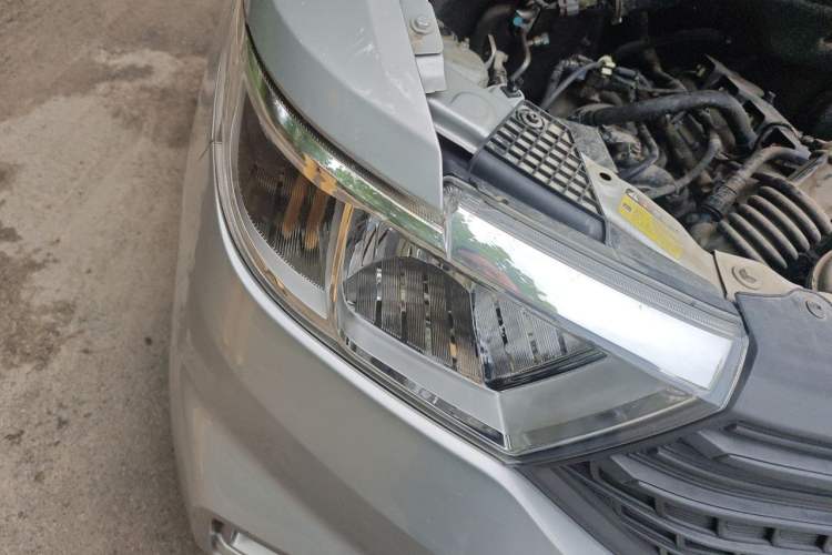 Used Wuling Hongguang V 2021 1.5L Jingqu Edition Enclosed-Window Vehicle LAR Right Front Headlight