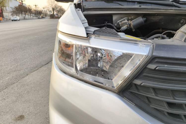 Used Wuling Hongguang V 2021 1.5L Jingqu Edition Enclosed-Window Vehicle LAR Right Front Headlight