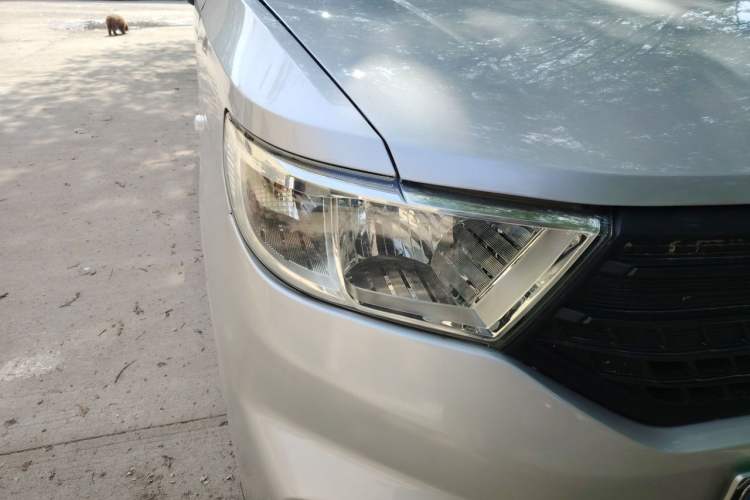 Used Wuling Hongguang V 2021 1.5L Jingqu Edition Enclosed-Window Vehicle LAR Right Front Headlight