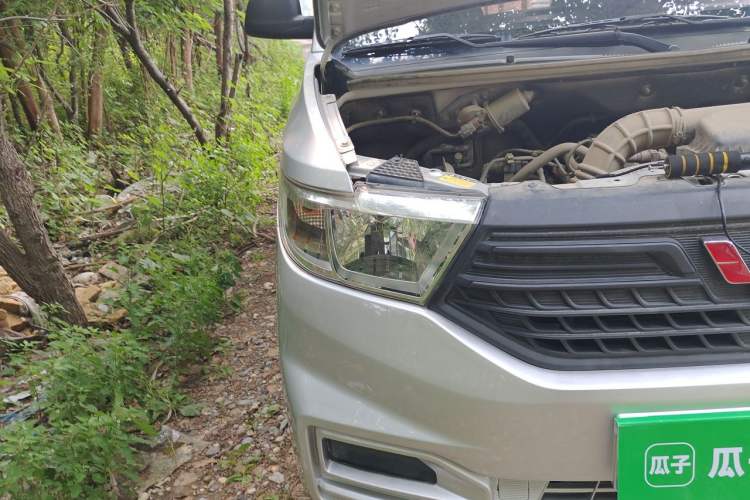 Used Wuling Hongguang V 2021 1.5L Jingqu Edition Enclosed-Window Vehicle LAR Right Front Headlight