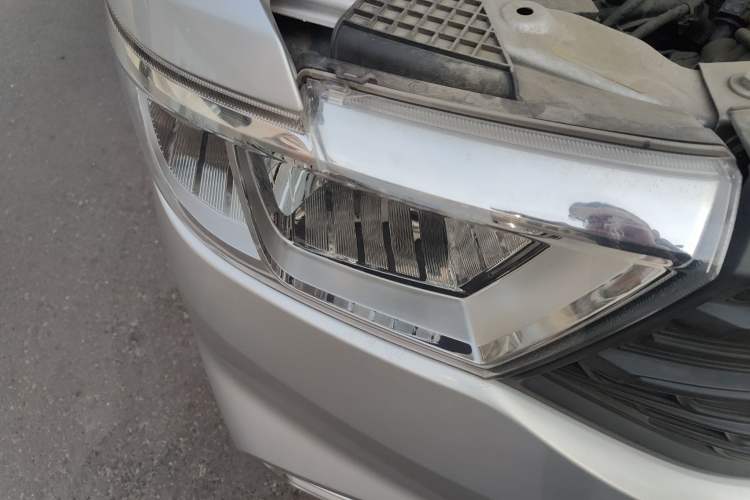 Used Wuling Hongguang V 2021 1.5L Jingqu Version LAR Right Front Headlight