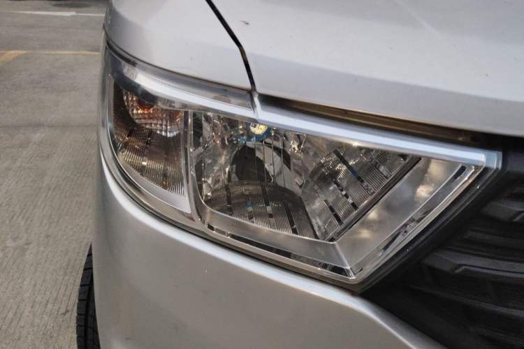 Used Wuling Hongguang V 2021 1.5L Jingqu Version LAR Right Front Headlight