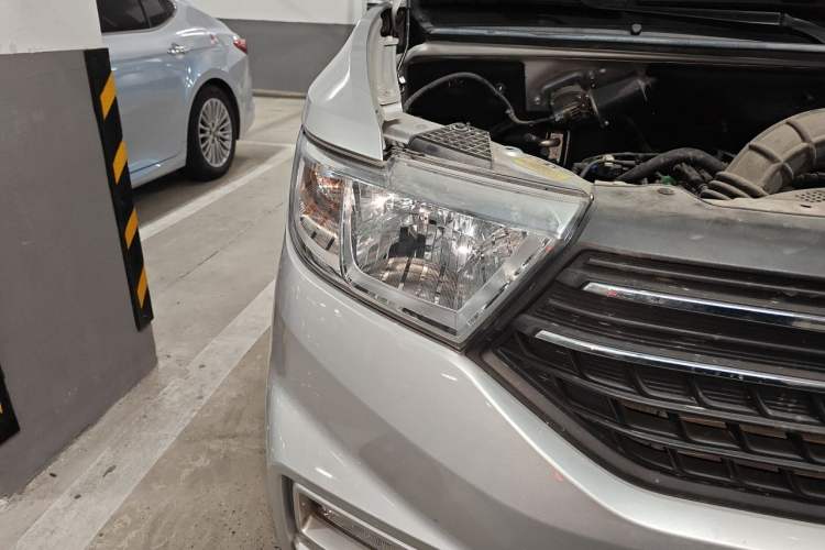 Used Wuling Hongguang V 2021 1.5L Enjoyment Edition LAR Right Front Headlight