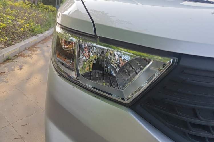 Used Wuling Hongguang V 2021 1.5L Jingqu Version LAR Right Front Headlight