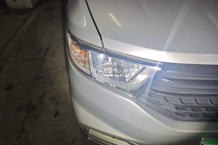 Used Wuling Hongguang V 2021 1.5L Jingqu Edition Enclosed-Window Vehicle LAR Right Front Headlight