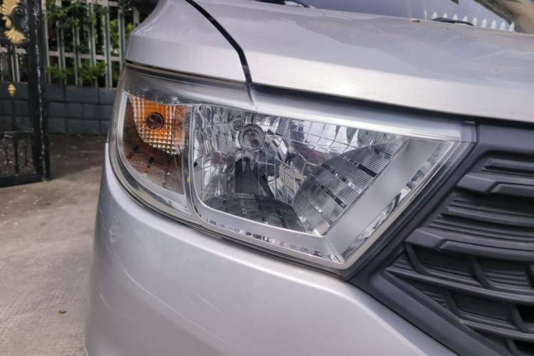 Used Wuling Hongguang V 2021 1.5L Jingqu Edition Enclosed-Window Vehicle LAR Right Front Headlight