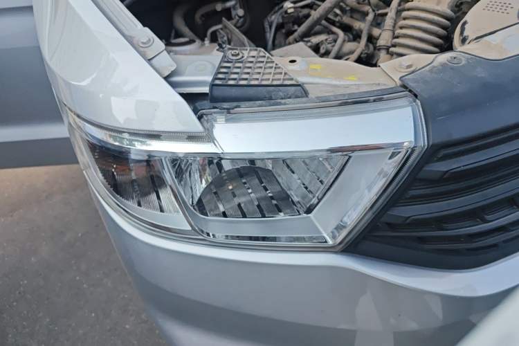 Used Wuling Hongguang V 2021 1.5L Jingqu Version LAR Right Front Headlight